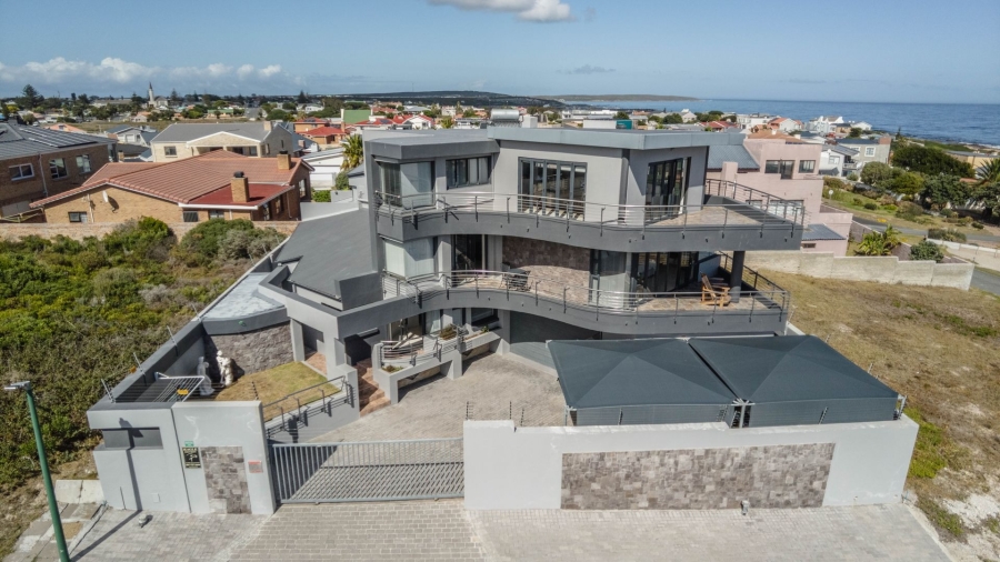 4 Bedroom Property for Sale in Perlemoenbaai Western Cape